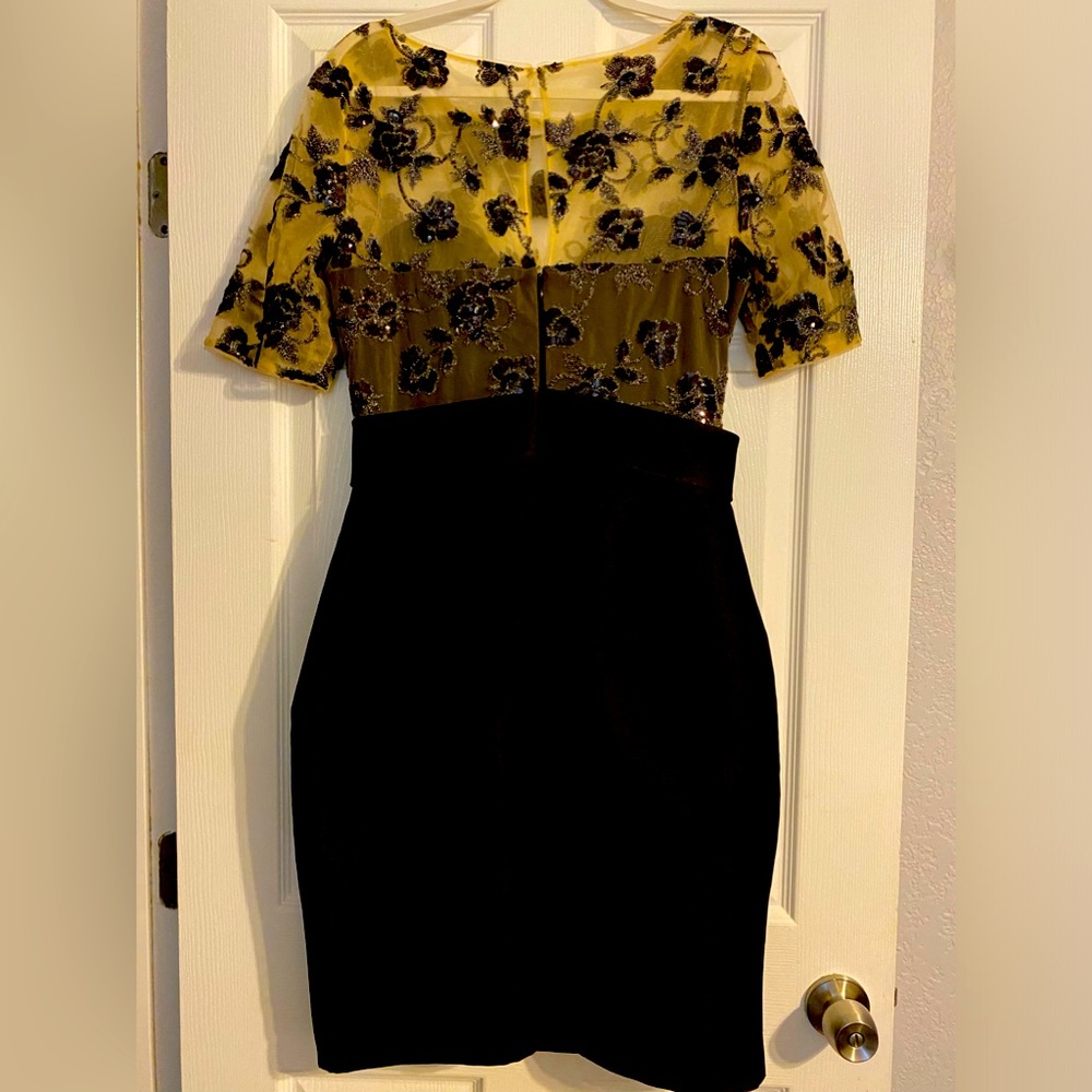 Elegant black and flesh color Badgley Mischka evening dress. Size 12.